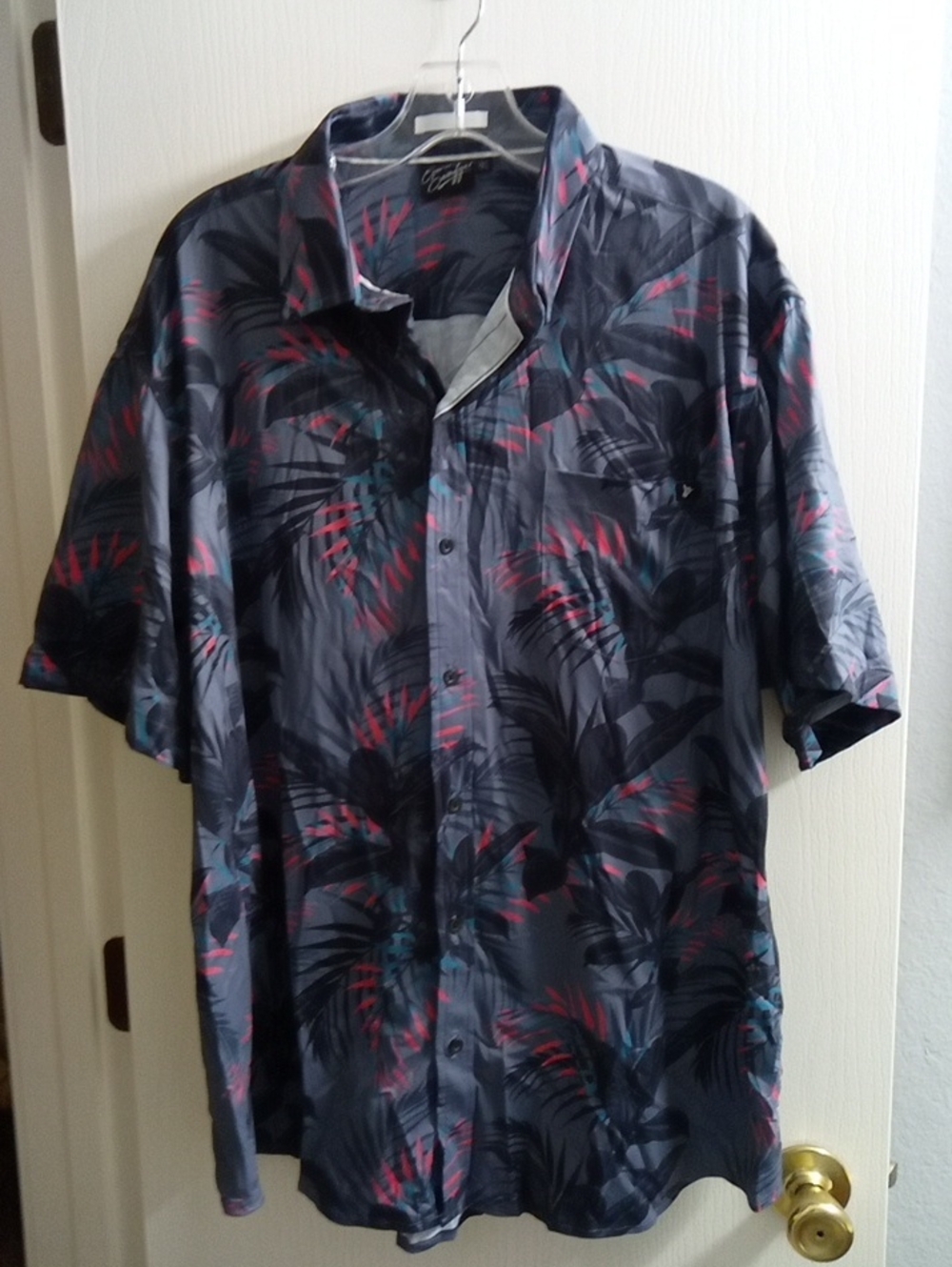 Casual Short-Sleeve Button-Down Shirt in Navy Leaf Print